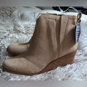 Woman’s Toms Clare wedge booties sz 8 Color Oatmeal suede